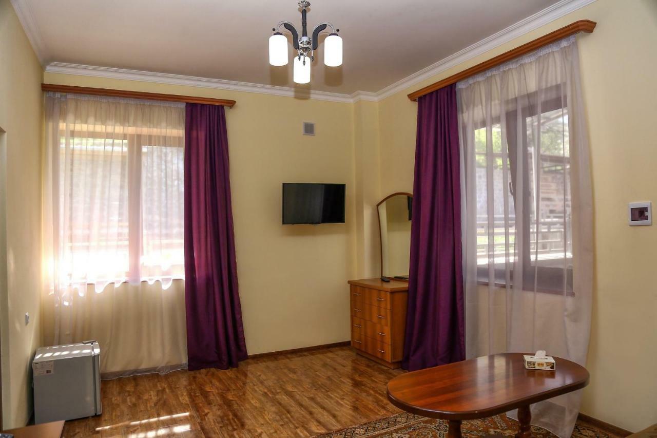 Lara Hotel Goris Exterior foto